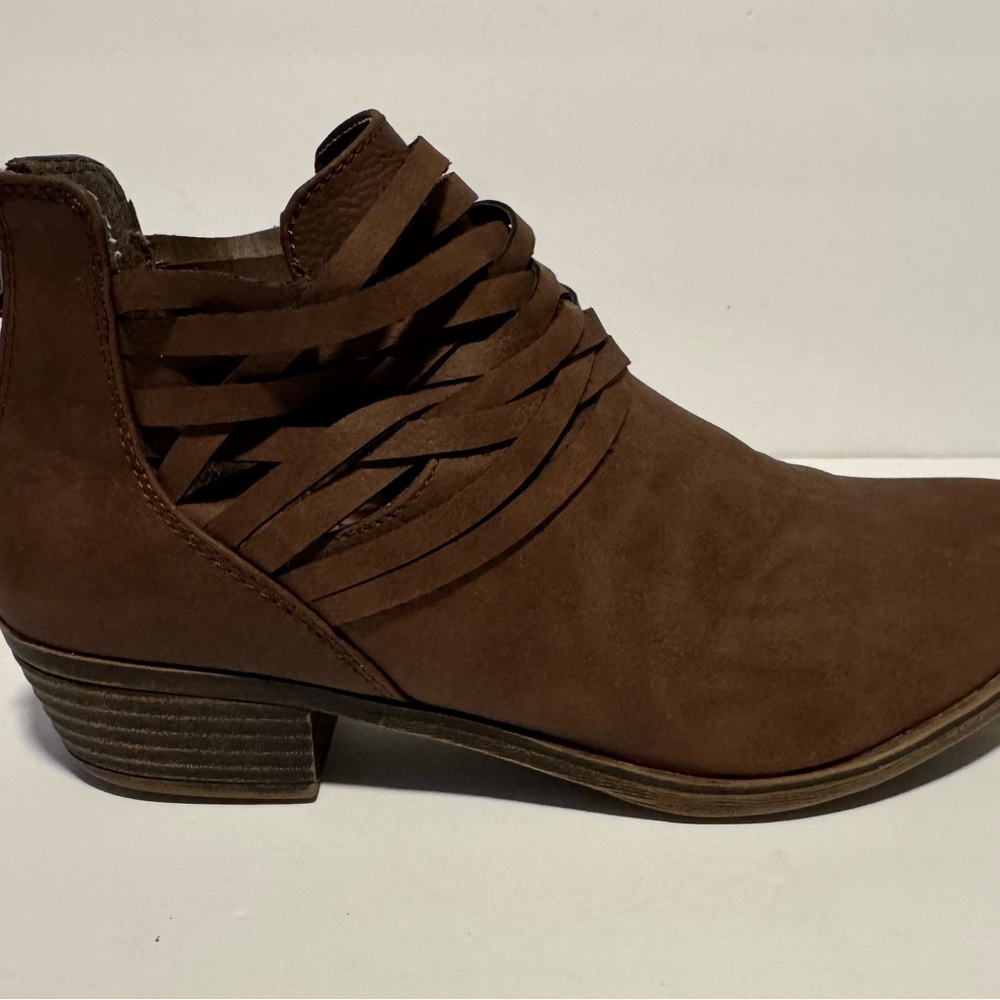 S.O.  Womens 9 Zip Ankle Dress Casual Boots booties Criss Cross Low Heel Brown
